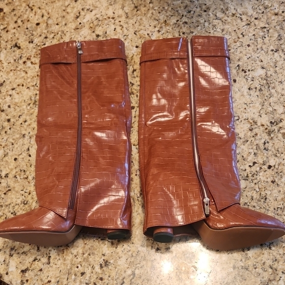 NEW!! Croc-Embossed Knee-High Heeled Boots. Brownish color - Picture 9 of 16